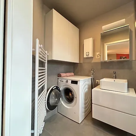 Helle Souterrain-wohnung Mit Eigenem Eingang Appartement