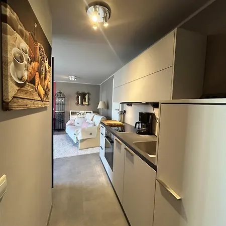 Helle Souterrain-wohnung Mit Eigenem Eingang