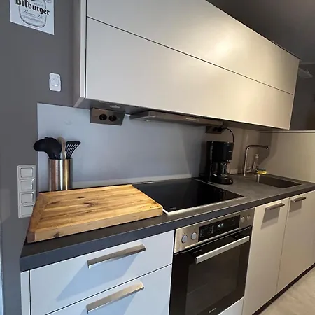 Helle Souterrain-wohnung Mit Eigenem Eingang *