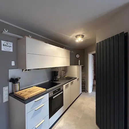 Helle Souterrain-wohnung Mit Eigenem Eingang Apartment *