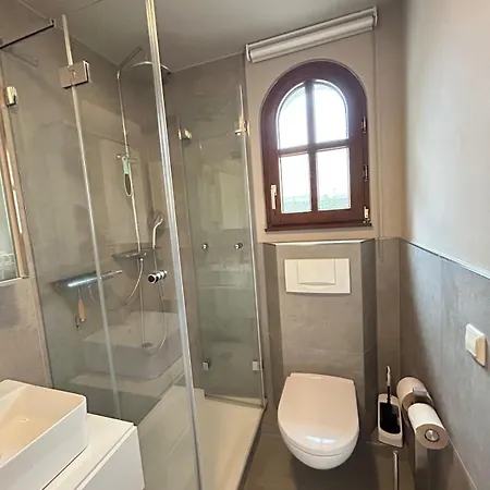 Helle Souterrain-wohnung Mit Eigenem Eingang