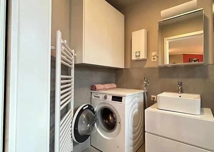 Helle Souterrain-wohnung Mit Eigenem Eingang Lejlighed