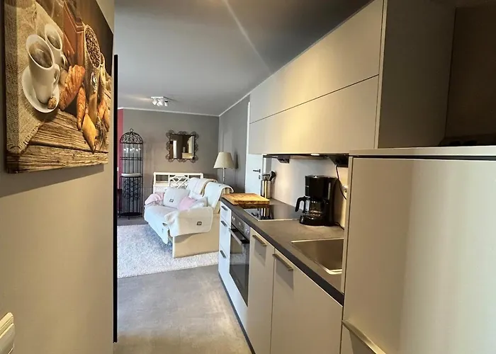 Helle Souterrain-wohnung Mit Eigenem Eingang