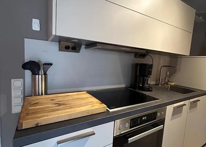 Helle Souterrain-wohnung Mit Eigenem Eingang *