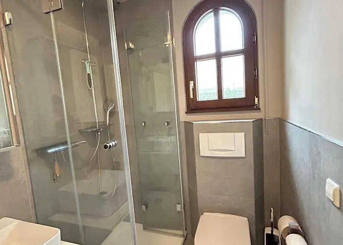 Helle Souterrain-wohnung Mit Eigenem Eingang