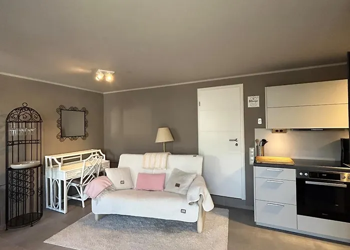 Helle Souterrain-wohnung Mit Eigenem Eingang